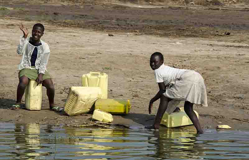 53 - Uganda - lago Bunyonyi - jovenes